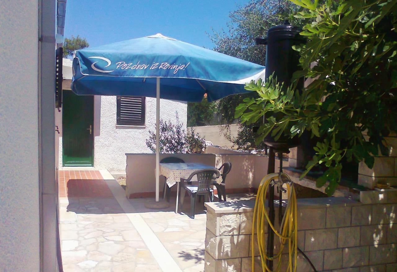 Apartments By The Sea Splitska, Brac - 2923 Postira Exterior photo
